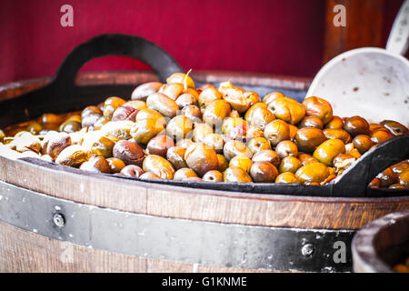 Cocktail, i fusti in legno con olive e varianti Foto Stock