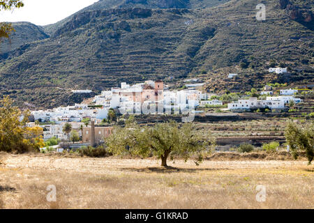 Paesaggio e piccolo villaggio di Lucainea de las Torres, in Sierra Alhamilla montagne, vicino a Nijar, Almeria, Spagna Foto Stock