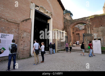 Oratorio dei Quaranta Martiri (sinistra) e l'ingresso alla chiesa paleocristiana di Santa Maria Antiqua, Foro Romano, Roma, Italia Foto Stock