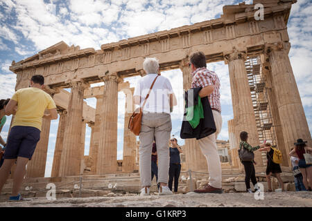 I turisti di visitare l'antica acropoli hill. Atene, il centro di Atene. La Grecia Foto Stock