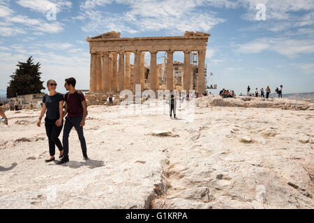 I turisti di visitare l'antica acropoli hill. Atene, il centro di Atene. La Grecia Foto Stock