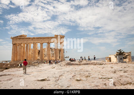 I turisti di visitare l'antica acropoli hill. Atene, il centro di Atene. La Grecia Foto Stock