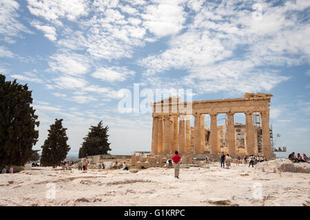 I turisti di visitare l'antica acropoli hill. Atene, il centro di Atene. La Grecia Foto Stock