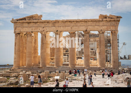 I turisti di visitare l'antica acropoli hill. Atene, il centro di Atene. La Grecia Foto Stock