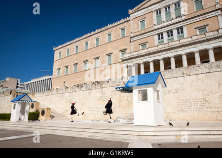 Il Evzones è una storica elite fanteria dell'esercito greco. Atene, il centro di Atene. La Grecia Foto Stock