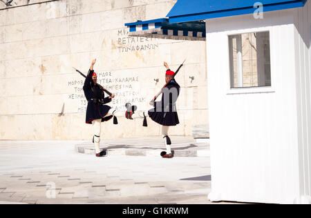 Il Evzones è una storica elite fanteria dell'esercito greco. Atene, il centro di Atene. La Grecia Foto Stock