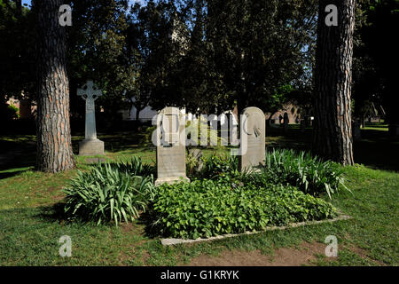 Italia, Roma, cimitero protestante, tombe di John Keats e Joseph Severn Foto Stock