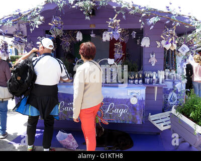 Sacchetti di lavanda per la vendita al mercato di strada Marbella Spagna Foto Stock