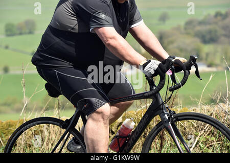 Il sovrappeso uomo in sella a una moto in una sportivi, Yorkshire Foto Stock