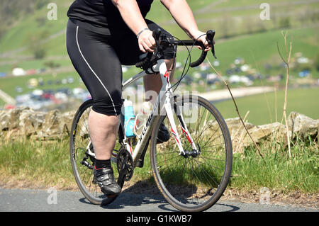 Il sovrappeso donna in sella a una moto in una sportivi, Yorkshire Foto Stock