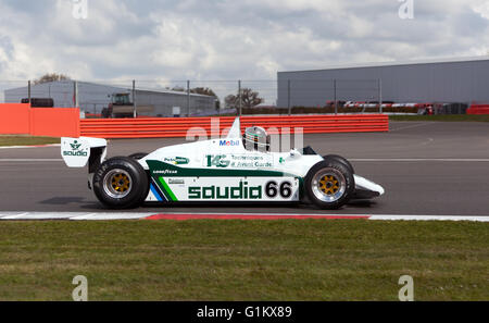 Tommy Dreelan alla guida di una Williams FW08 di Formula 1 1982, durante il Silverstone Classic Media test Day 2016 Foto Stock