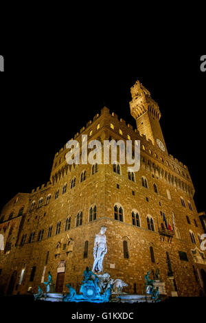 Vista notturna illuminata la statua del Nettuno Palazzo Vecchio Piazza della Signoria Firenze Italia Foto Stock