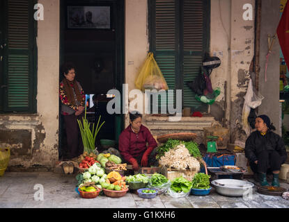 Le donne la vendita di frutta e verdura fresca nella città vecchia di Hanoi e Foto Stock