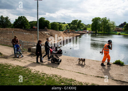 Pic mostra: Diga lavora a Hampstead Heath dove in vaste opere di massa hanno luogo per prevenire le alluvioni, ma ha portato a locale Foto Stock
