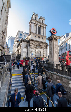 Mattina pendolari Banca lasciando la stazione della metropolitana di St Mary Woolnoth chiesa da Nicholas Hawksmoor in background, London, Regno Unito Foto Stock