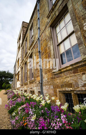 Una vista di Canons Ashby House, Northamptonshire Foto Stock