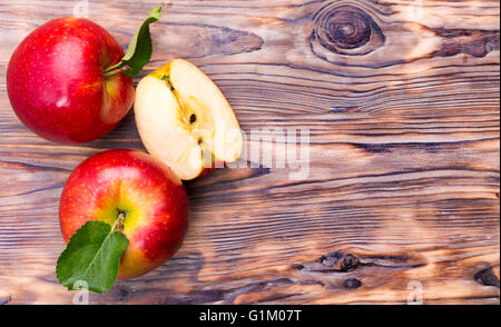 Le mele rosse sullo sfondo di legno. Foto Stock