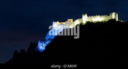 Una resa dei colori dell'illiuminated Chateau de Puilaurens nel Pays du cataro Foto Stock