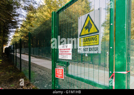 Segnaletica di sicurezza su una recinzione in corrispondenza di un sito sicuro in mezzo a una foresta Foto Stock