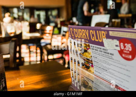 Curry Club menu su un tavolo in un Wetherspoon pub/ristorante, disponibile ogni giovedì. Foto Stock