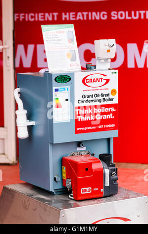 Concedere a olio combustibile di caldaia a condensazione sul display presso un rivenditore. Foto Stock