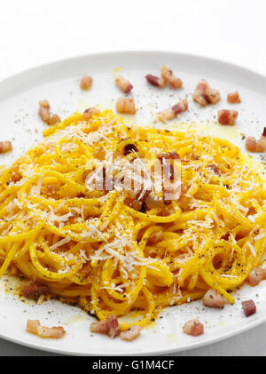 Close up di pasta con il bacon a pezzetti e formaggio Foto Stock