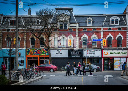 L'intersezione di Queen Street West e Portland Street, nel quartiere alla moda di Toronto, Ontario. Foto Stock