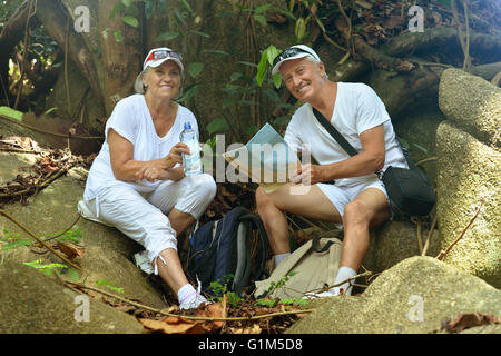 Coppia di anziani riposo a resort tropicale Foto Stock