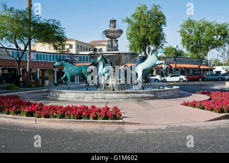 Fontana di acqua con le statue di cavalli arabi nella Quinta Avenue shopping area di Scottsdale, Arizona. Creato da Bob parchi. Foto Stock
