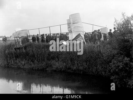 Il piano fracassato di Claude Grahame bianco e Lady Abdy dopo un incidente aereo a Brooklands. Il diritto a volare come un passeggero è stato offerto in asta e Lady Abdy ha vinto con un'offerta di 120 Guinea per il primo viaggio. L'aereo si è schiantato dopo 500 yards, ma né il pilota o il passeggero sono rimasti gravemente feriti. ... Aviazione - Claude Grahame bianco - Brooklands ... 01-06-1910 ... Inghilterra ... Foto di credito dovrebbe leggere: PA/unico riferimento n. 7692673 ... Foto Stock