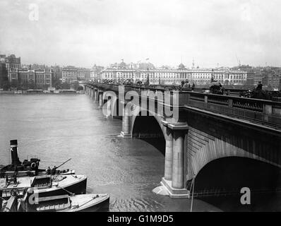 Il vecchio ponte di Waterloo, che è stato progettato da John Rennie e aperto nel 1817. Il ponte è stato infine demolito quando il nuovo ponte di Waterloo inaugurato nel 1945. ... British Transport - Strada - Ponti - Waterloo Bridge - Londra - 1911 ... 01-01-1911 ... Londra ... Regno Unito ... Foto di credito dovrebbe leggere: PA/unico riferimento n. 1634023 ... Foto Stock