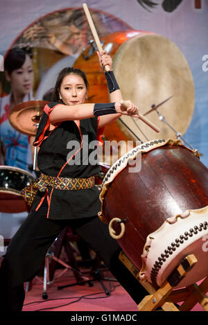 In occasione della fiera Festival dell'est di Bologna, lo spettacolo di Masa Daiko gruppo, giocatori di antichi tamburi giapponesi Foto Stock