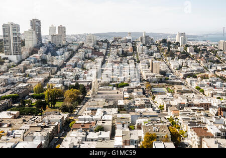 San Francisco, California Panoramic Cityscape, guardando verso sud a SoMa, il Fairmont Building e il Ponte della Baia in una giornata di sole. Foto Stock