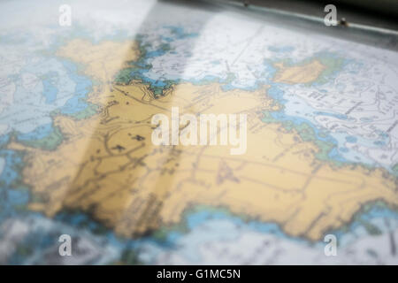 Chiudere le foto di una spedizione mappa di navigazione / grafico di un'isola su una barca. Foto Stock