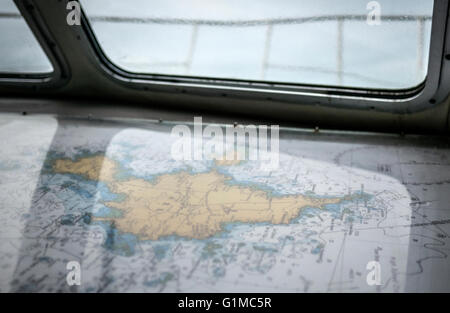 Chiudere le foto di una spedizione mappa di navigazione / grafico di un'isola su uno yacht che solcano il mare. Foto Stock