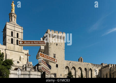 Palais des Papes e seguire le indicazioni per turisti, Avignon Vaucluse, Provence-Alpes-Côte d'Azur, in Francia Foto Stock