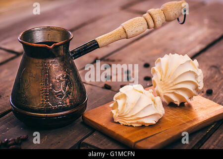 Il Turk con caffè e white marshmallows sul tavolo di legno Foto Stock