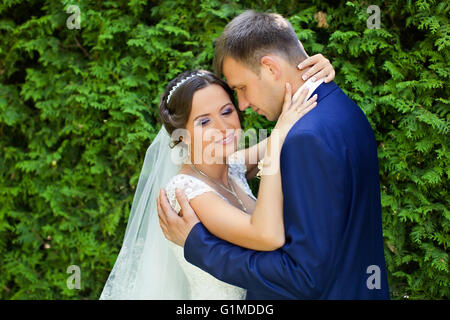 Felice sposa e lo sposo sulla loro nozze Foto Stock
