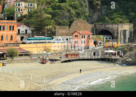 Treno proveniente al di fuori del tunnel, Monterosso al Mare, Cinque Terre Liguria, Italia Foto Stock