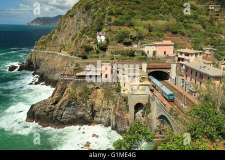 Le Cinque Terre in treno, Riomaggiore, Italia Foto Stock