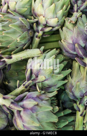 I carciofi sul mercato Foto Stock