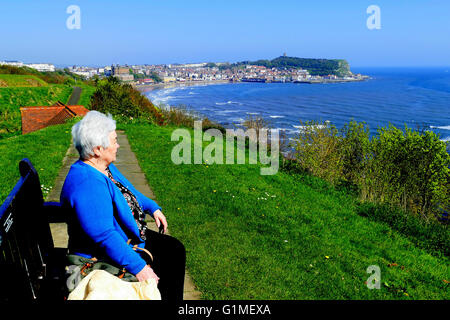 SCARBOROUGH, nello Yorkshire, Regno Unito. Maggio 09, 2016. Un senior lady si ammira la vista della baia a Scarborough nello Yorkshire, Regno Unito. Foto Stock