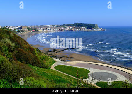 SCARBOROUGH, nello Yorkshire, Regno Unito. Maggio 09, 2016. La baia con il vecchio convertito piscina in primo piano a Scarborough in Yorks Foto Stock