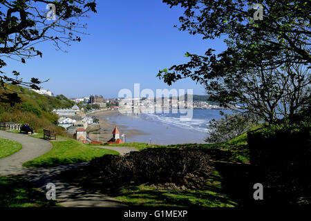 SCARBOROUGH, nello Yorkshire, Regno Unito. Maggio 09, 2016. La spiaggia e la città da sud Cliff Gardens a Scarborough nello Yorkshire, Regno Unito. Foto Stock