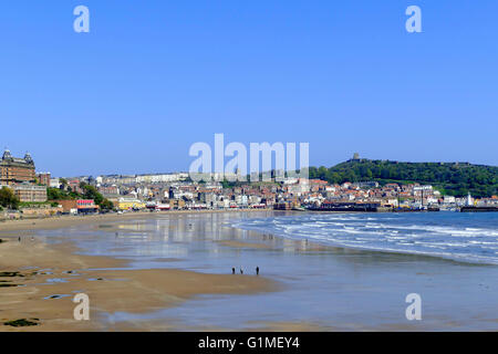 SCARBOROUGH, nello Yorkshire, Regno Unito. Maggio 09, 2016. Il South Bay beach a bassa marea a Scarborough nello Yorkshire, Regno Unito. Foto Stock