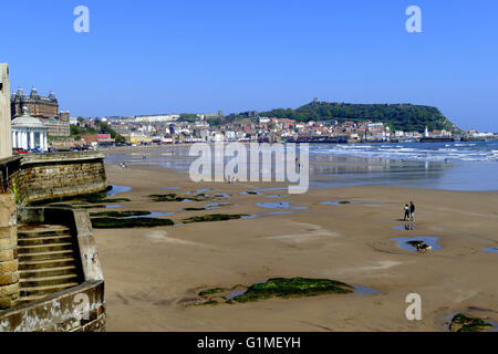 SCARBOROUGH, nello Yorkshire, Regno Unito Maggio 09, 2016. La South Beach a bassa marea presi dalla Spa a Scarborough nello Yorkshire, Regno Unito. Foto Stock