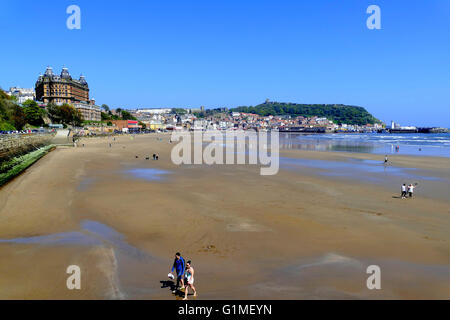 SCARBOROUGH, nello Yorkshire, Regno Unito. Maggio 09, 2016. L'ampia spiaggia del sud a bassa marea a Scarborough nello Yorkshire, Regno Unito. Foto Stock