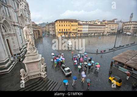 Basilica di Santa Croce con la statua di Dante a Firenze, Italia pioggia e turistico in piazza Foto Stock