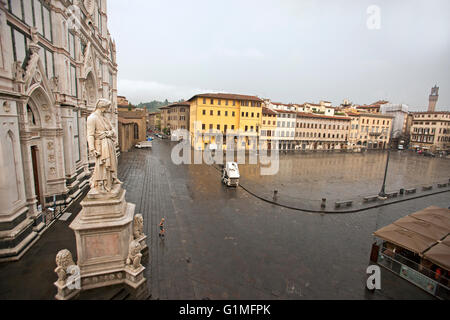 Statua in marmo di Dante Alighieri guarda giù nella pioggia inzuppato Piazza di Santa Croce a Firenze Toscana Italia Foto Stock