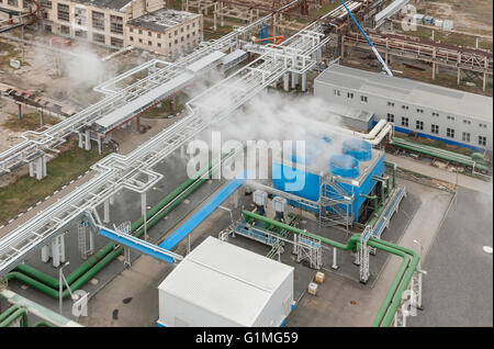 Blue industriale torre di raffreddamento di un impianto chimico. Stazione del compressore e la tubazione. Vista dall'alto. Fo?Noi sulla torre di raffreddamento Foto Stock